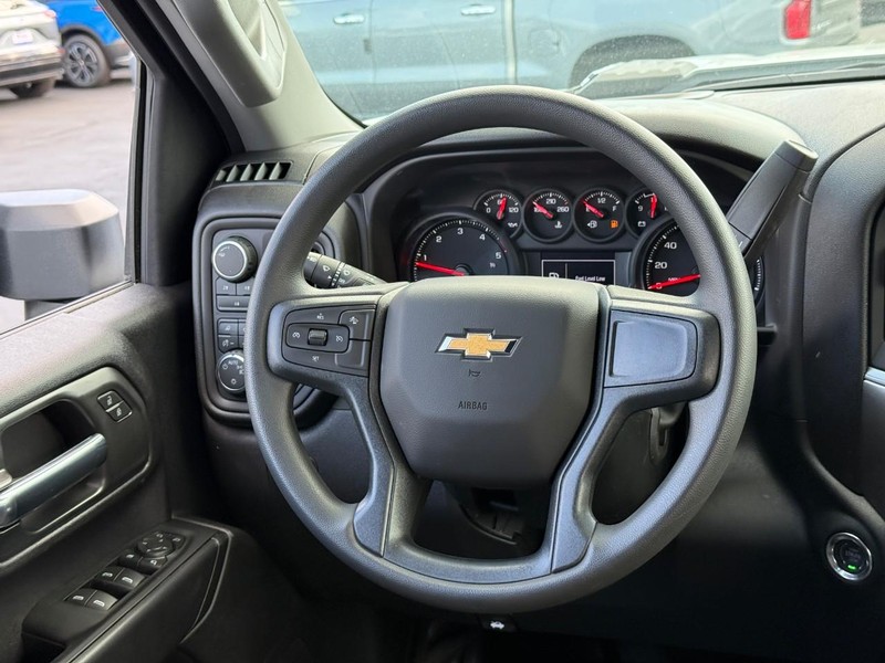 Chevrolet Silverado 3500HD Vehicle Full-screen Gallery Image 7