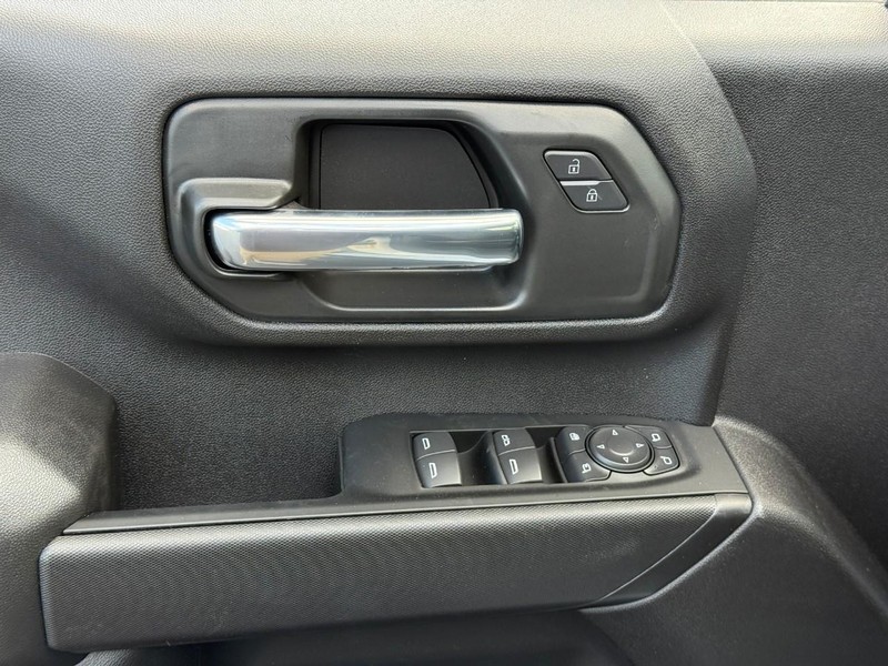 Chevrolet Silverado 3500HD Vehicle Full-screen Gallery Image 10
