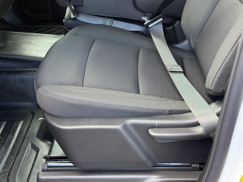 Chevrolet Silverado 3500HD Vehicle Full-screen Gallery Image 11
