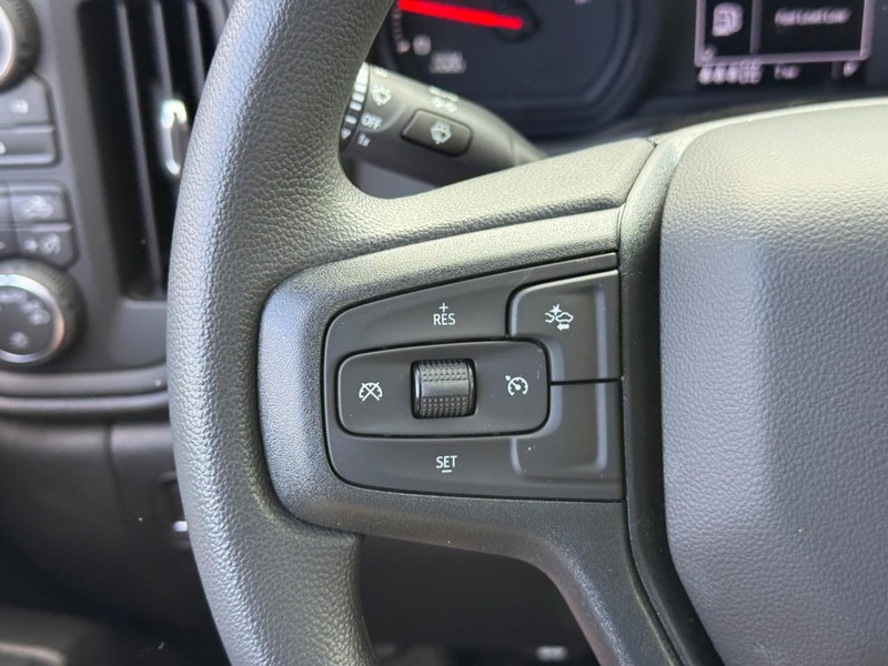 Chevrolet Silverado 3500HD Vehicle Full-screen Gallery Image 13
