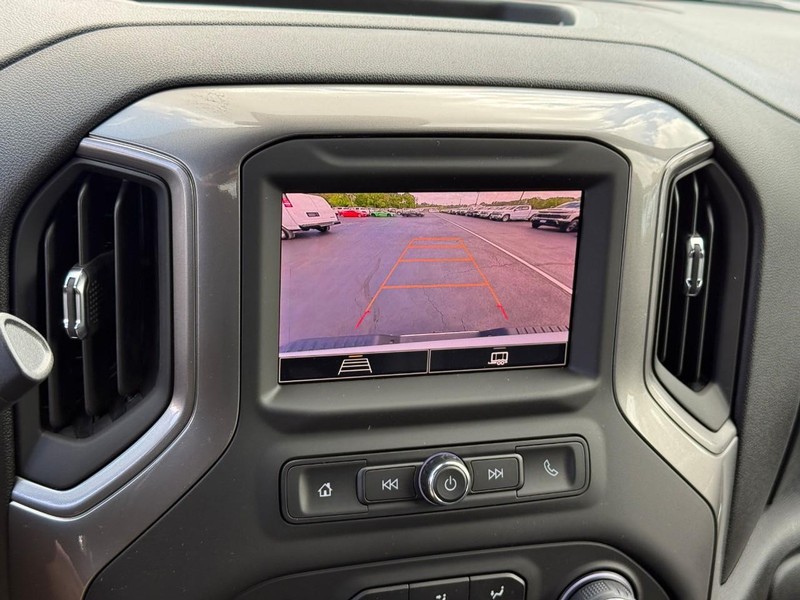 Chevrolet Silverado 3500HD Vehicle Full-screen Gallery Image 14