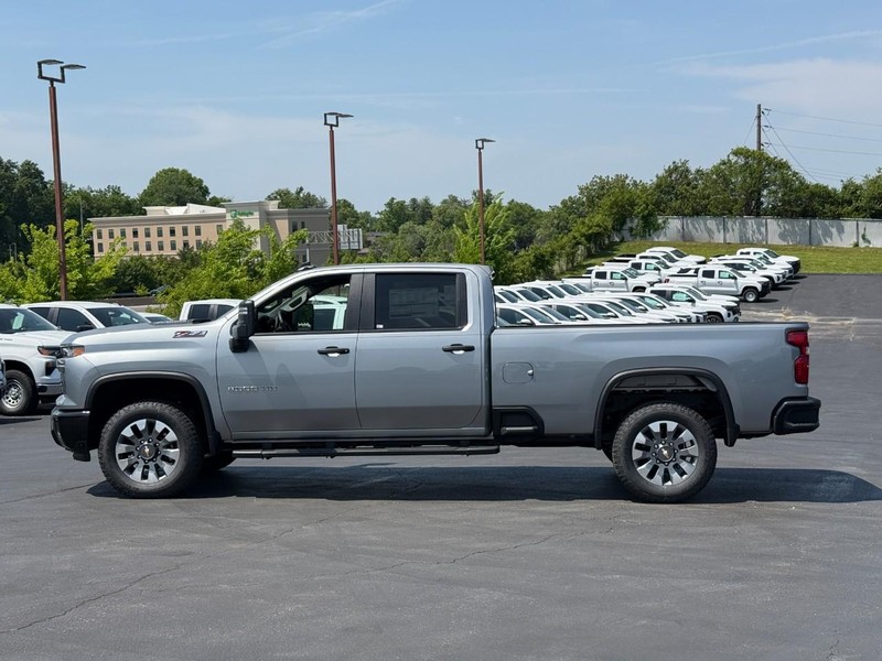 Chevrolet Silverado 2500HD Vehicle Full-screen Gallery Image 2