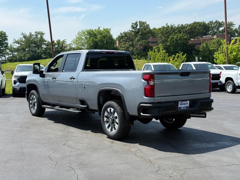 Chevrolet Silverado 2500HD Vehicle Full-screen Gallery Image 3