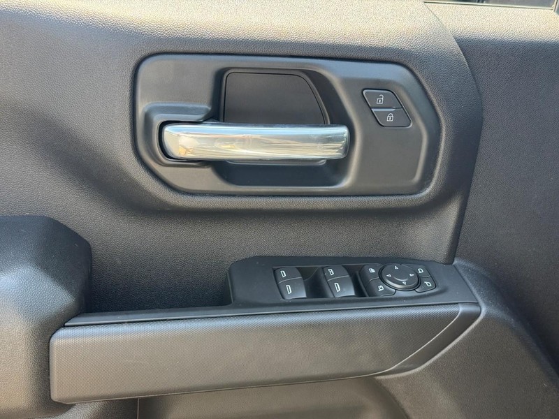 Chevrolet Silverado 2500HD Vehicle Full-screen Gallery Image 11