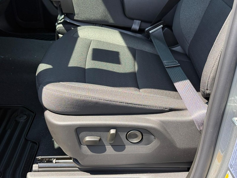 Chevrolet Silverado 2500HD Vehicle Full-screen Gallery Image 12