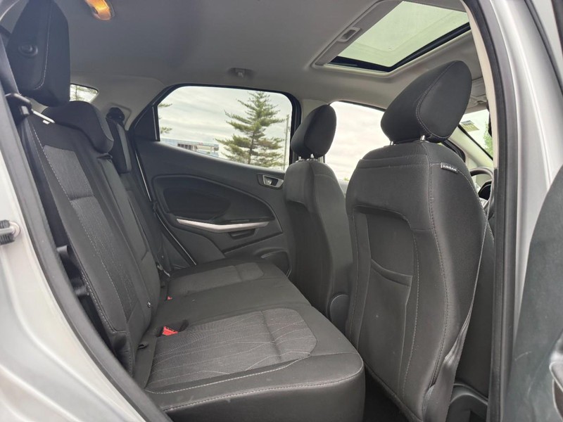 Ford EcoSport Vehicle Full-screen Gallery Image 11