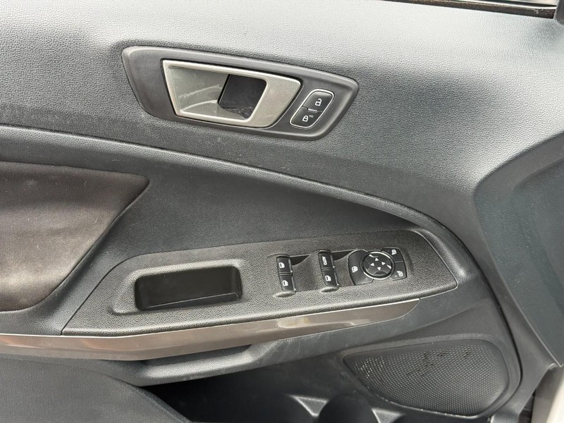 Ford EcoSport Vehicle Full-screen Gallery Image 17
