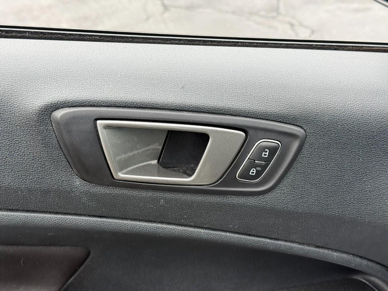 Ford EcoSport Vehicle Full-screen Gallery Image 18