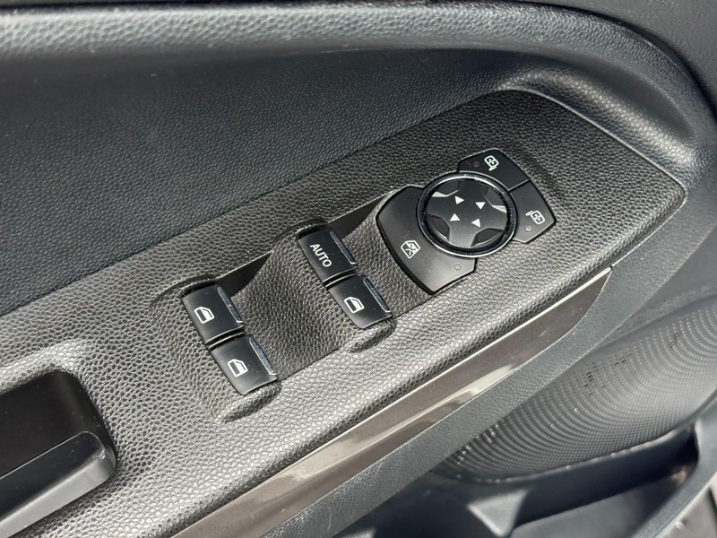 Ford EcoSport Vehicle Full-screen Gallery Image 19