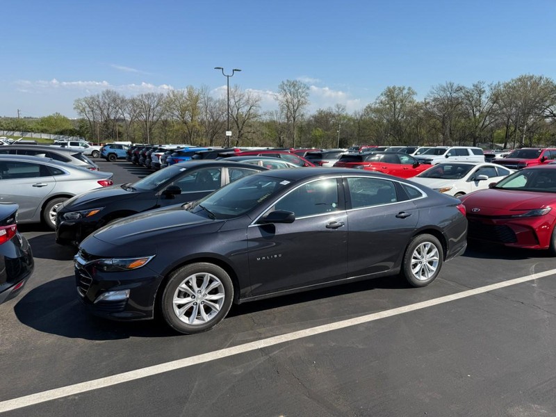 Chevrolet Malibu Vehicle Full-screen Gallery Image 2
