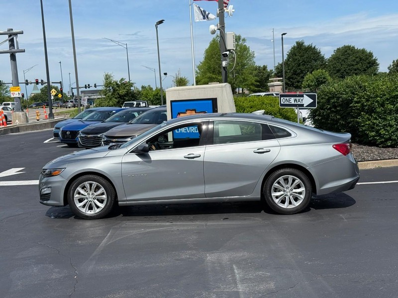 Chevrolet Malibu Vehicle Full-screen Gallery Image 2