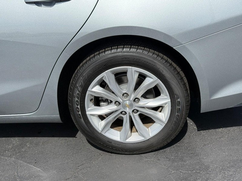 Chevrolet Malibu Vehicle Full-screen Gallery Image 4