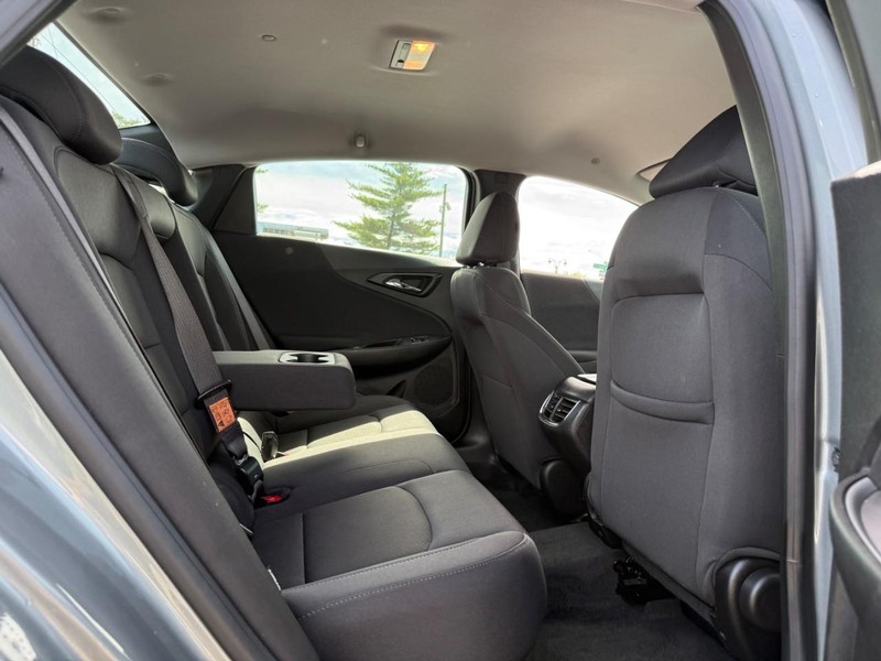Chevrolet Malibu Vehicle Full-screen Gallery Image 10