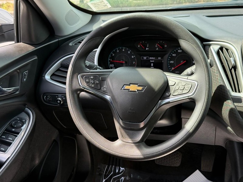 Chevrolet Malibu Vehicle Full-screen Gallery Image 12