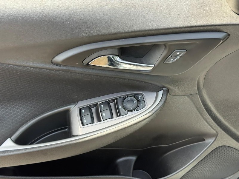 Chevrolet Malibu Vehicle Full-screen Gallery Image 15