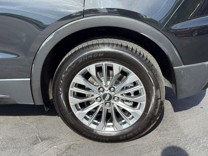 Cadillac XT4 Vehicle Full-screen Gallery Image 04