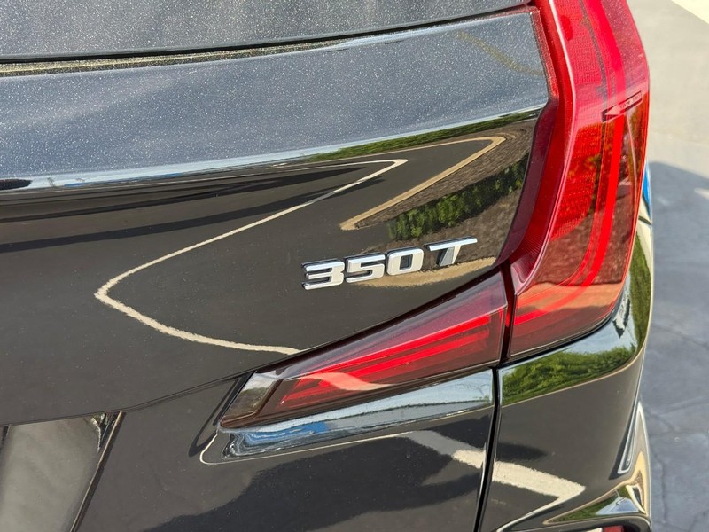 Cadillac XT4 Vehicle Full-screen Gallery Image 05