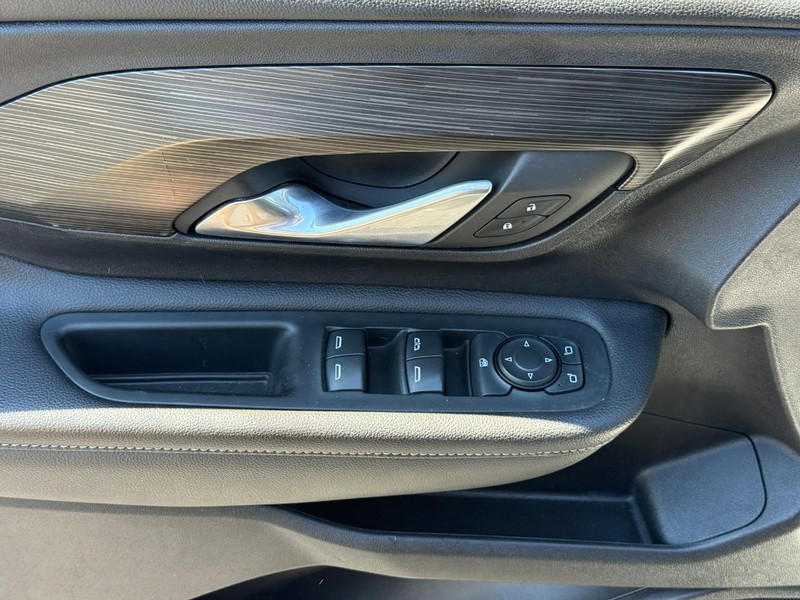 GMC Terrain Vehicle Full-screen Gallery Image 15