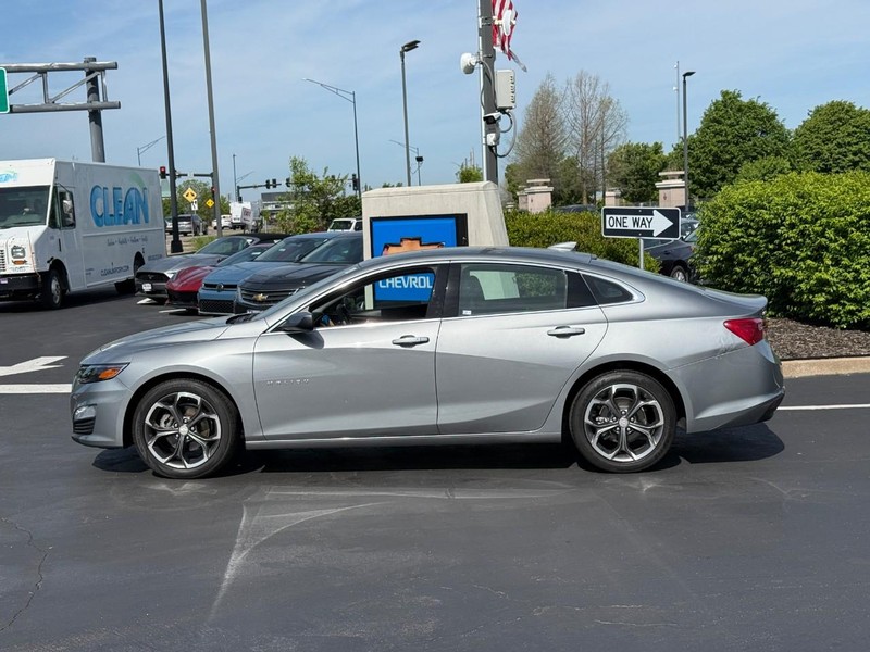 Chevrolet Malibu Vehicle Full-screen Gallery Image 2
