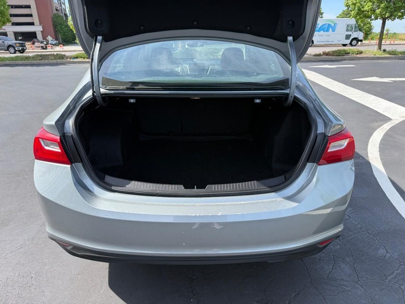 Chevrolet Malibu Vehicle Full-screen Gallery Image 5