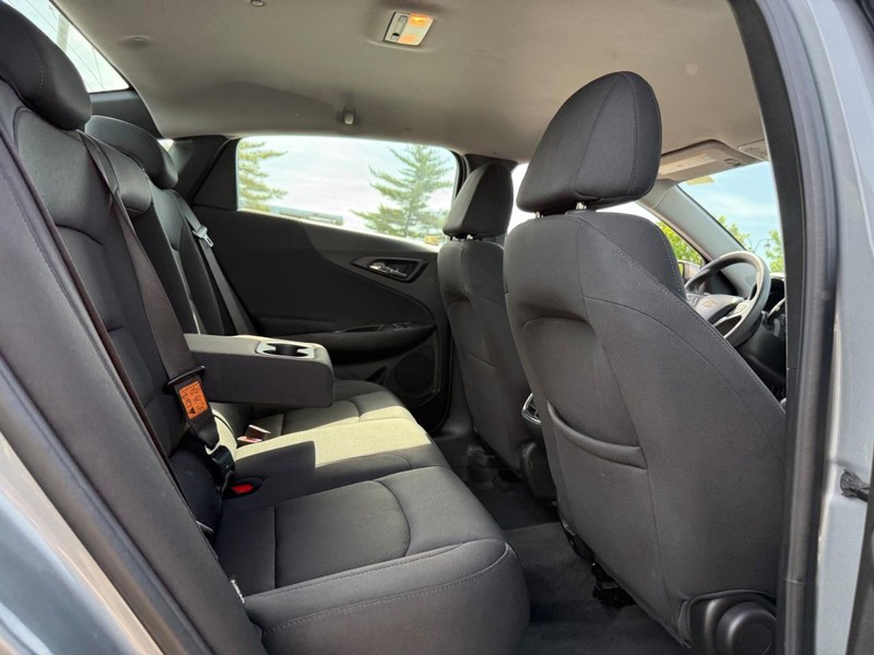 Chevrolet Malibu Vehicle Full-screen Gallery Image 10