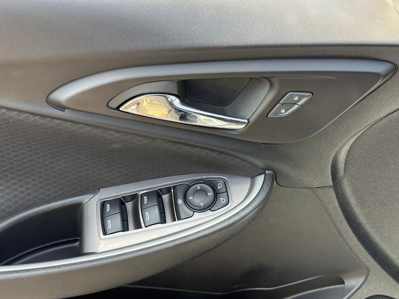 Chevrolet Malibu Vehicle Full-screen Gallery Image 15