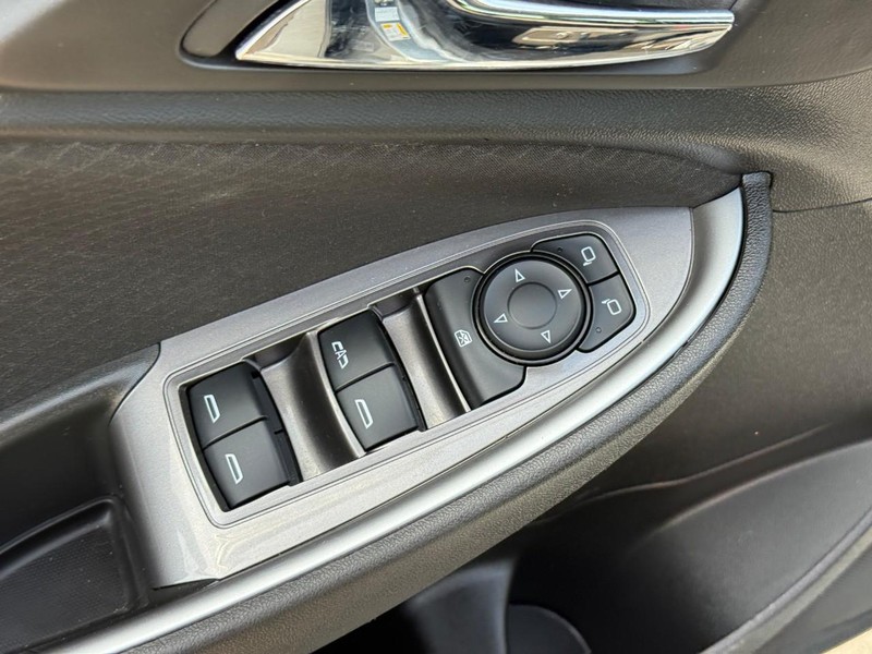 Chevrolet Malibu Vehicle Full-screen Gallery Image 16