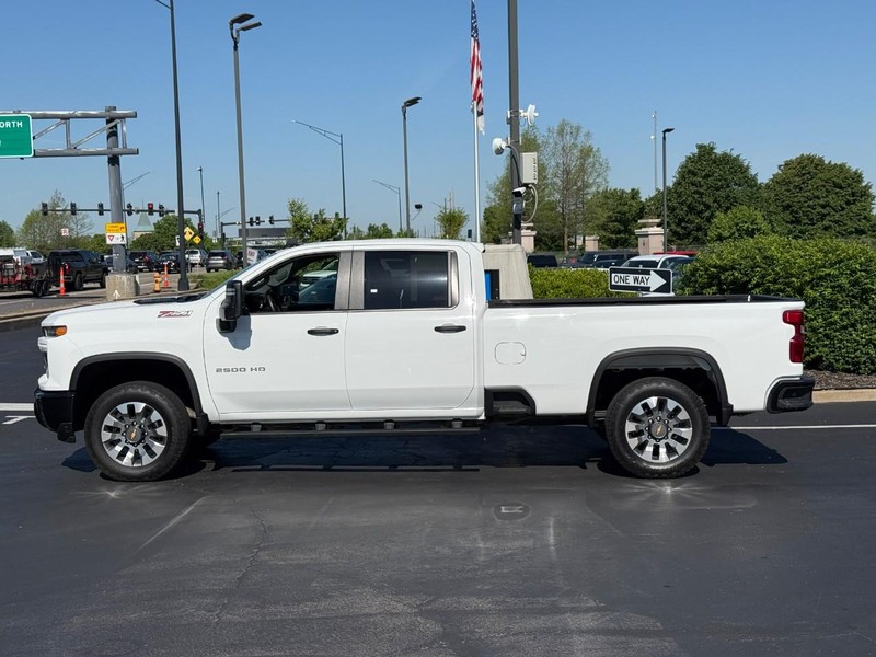 Chevrolet Silverado 2500HD Vehicle Full-screen Gallery Image 2