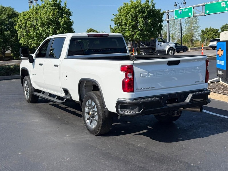 Chevrolet Silverado 2500HD Vehicle Full-screen Gallery Image 3