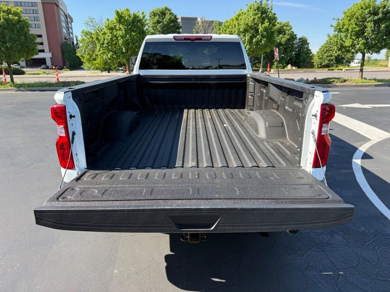 Chevrolet Silverado 2500HD Vehicle Full-screen Gallery Image 5