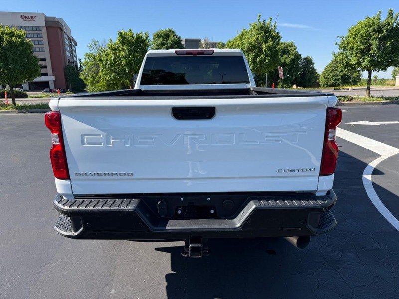 Chevrolet Silverado 2500HD Vehicle Full-screen Gallery Image 6