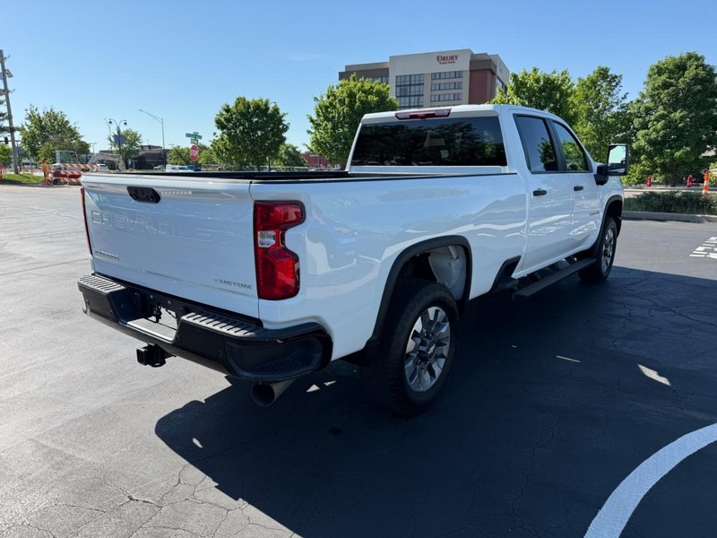 Chevrolet Silverado 2500HD Vehicle Full-screen Gallery Image 7