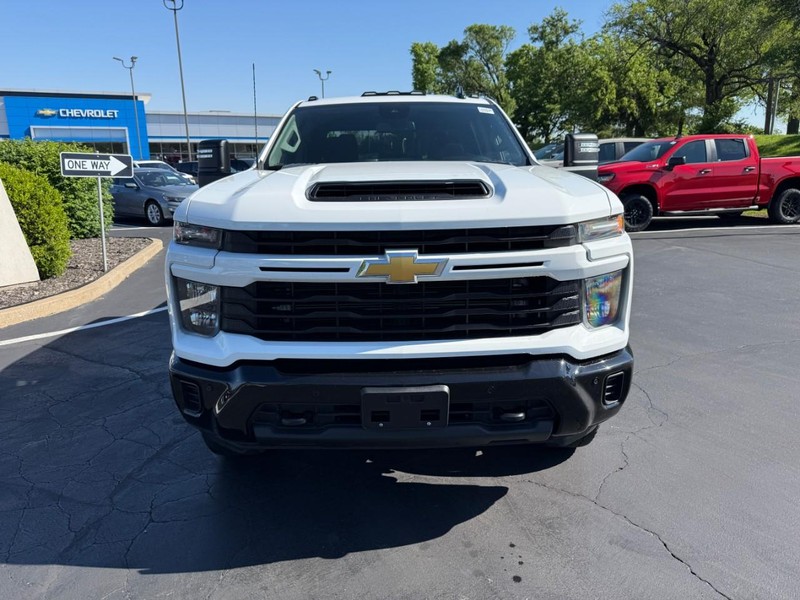 Chevrolet Silverado 2500HD Vehicle Full-screen Gallery Image 9