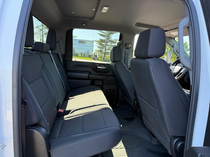 Chevrolet Silverado 2500HD Vehicle Full-screen Gallery Image 10