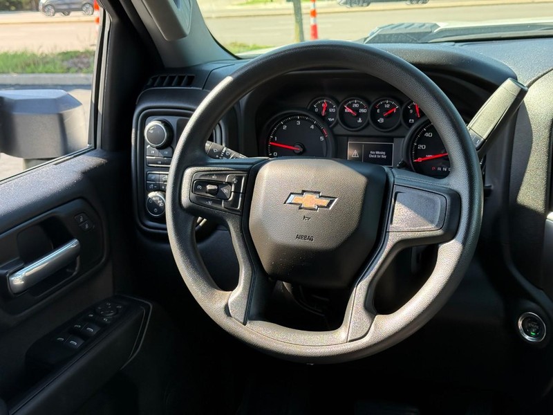 Chevrolet Silverado 2500HD Vehicle Full-screen Gallery Image 12