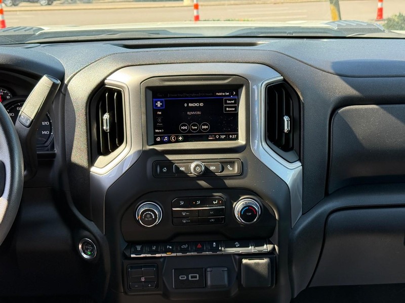 Chevrolet Silverado 2500HD Vehicle Full-screen Gallery Image 13