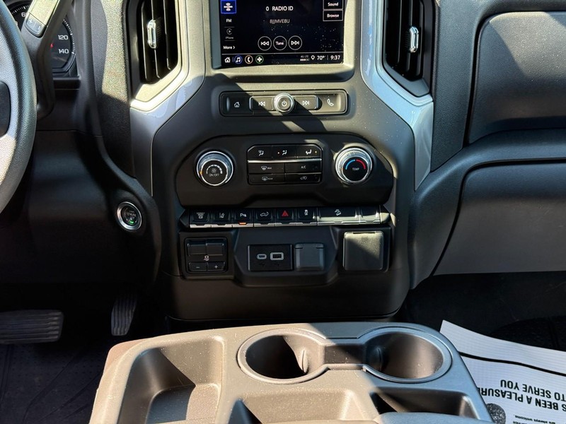Chevrolet Silverado 2500HD Vehicle Full-screen Gallery Image 14