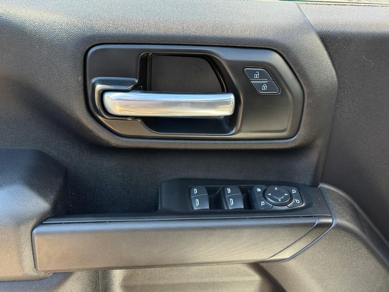 Chevrolet Silverado 2500HD Vehicle Full-screen Gallery Image 15