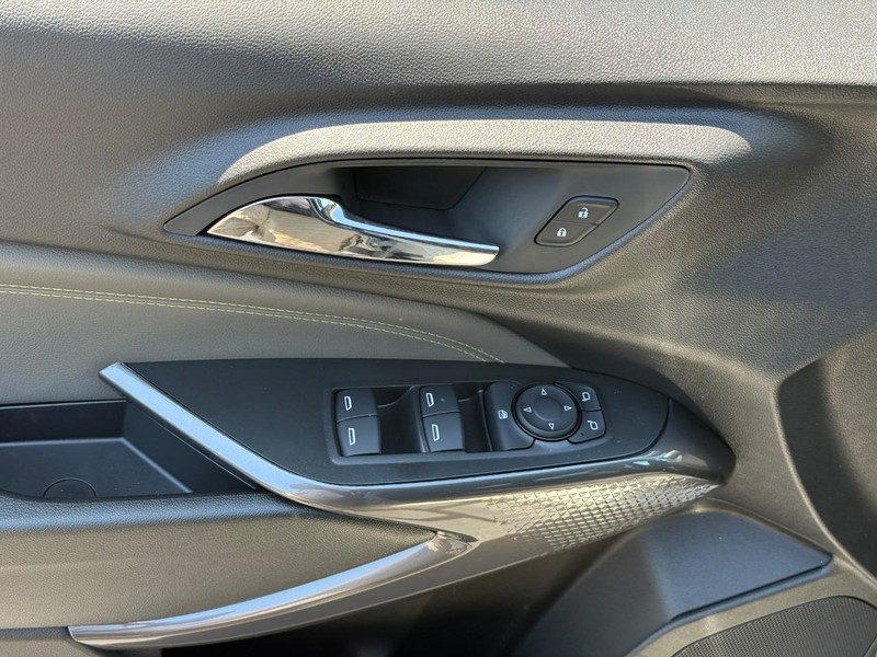 Chevrolet Trax Vehicle Full-screen Gallery Image 12