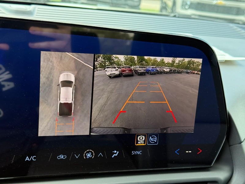 Chevrolet Silverado EV Vehicle Full-screen Gallery Image 15