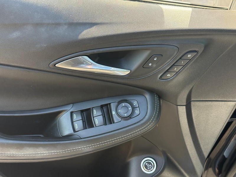 Buick Encore GX Vehicle Full-screen Gallery Image 16