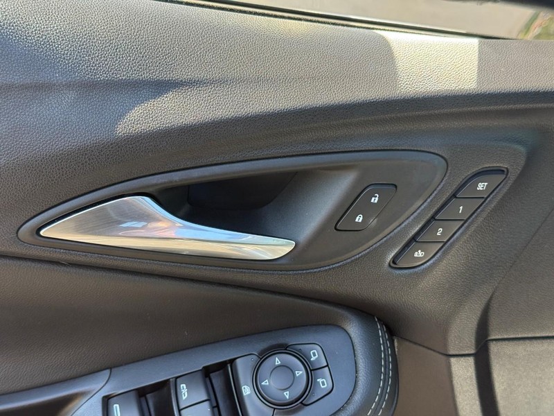 Buick Encore GX Vehicle Full-screen Gallery Image 17