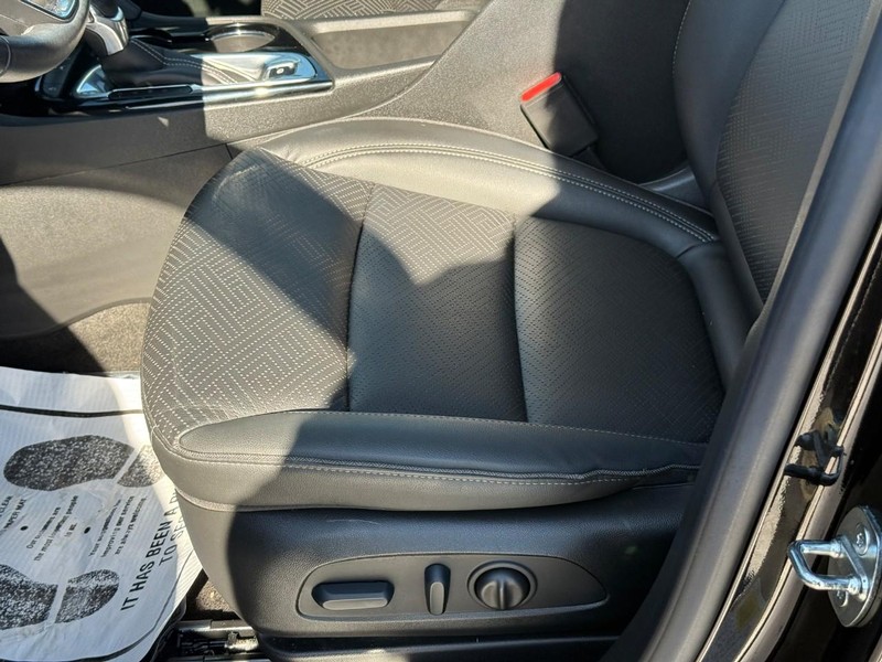 Buick Encore GX Vehicle Full-screen Gallery Image 18