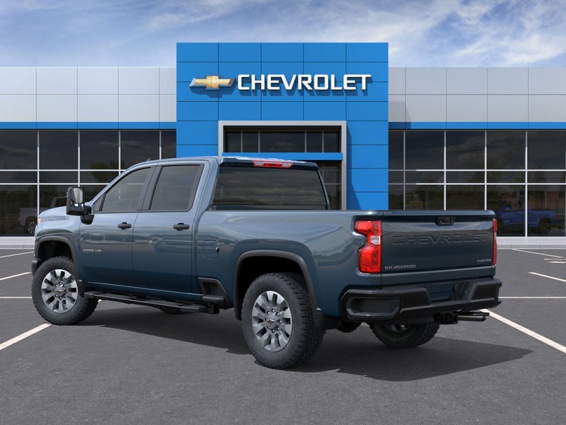 Chevrolet Silverado 2500HD Vehicle Full-screen Gallery Image 3