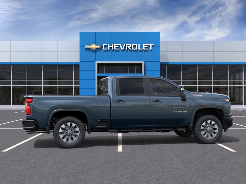 Chevrolet Silverado 2500HD Vehicle Full-screen Gallery Image 5