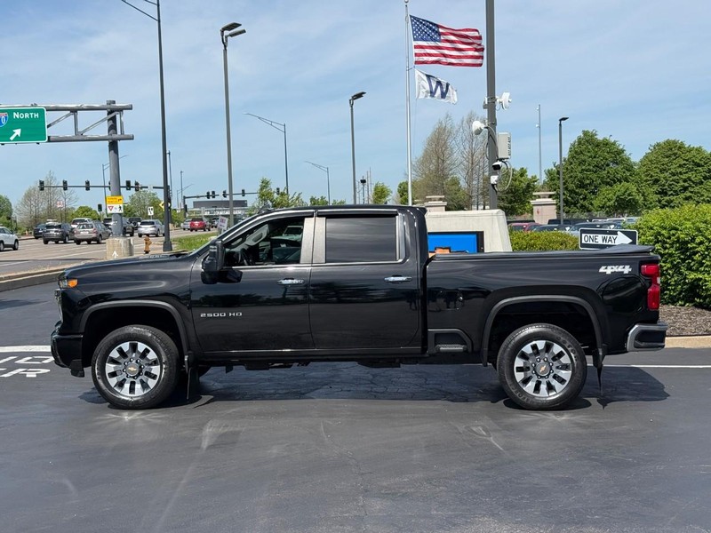 Chevrolet Silverado 2500HD Vehicle Full-screen Gallery Image 2