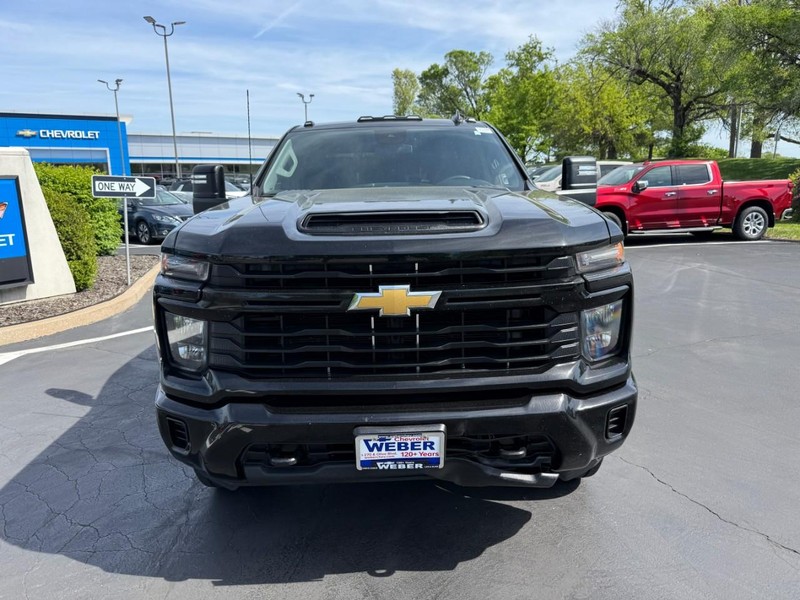 Chevrolet Silverado 2500HD Vehicle Full-screen Gallery Image 9