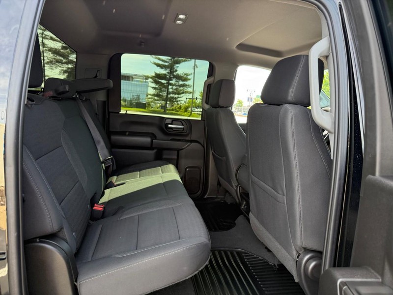 Chevrolet Silverado 2500HD Vehicle Full-screen Gallery Image 10
