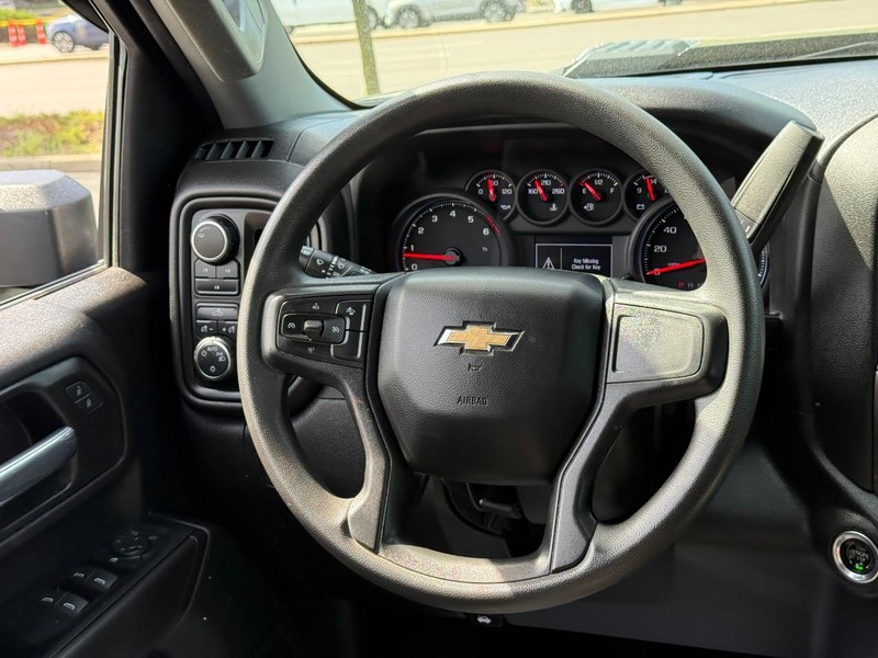 Chevrolet Silverado 2500HD Vehicle Full-screen Gallery Image 12