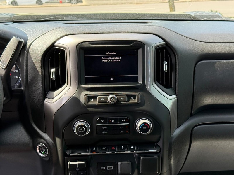 Chevrolet Silverado 2500HD Vehicle Full-screen Gallery Image 13